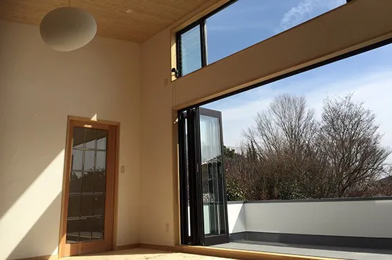 青空をながめる家